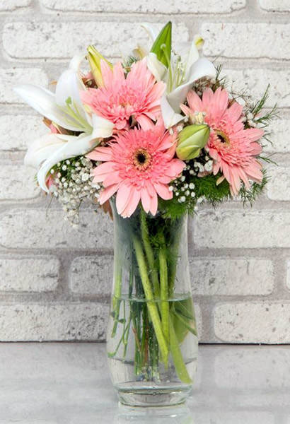 Cam Vazoda Pembe Gerbera ve Lilyumlar
