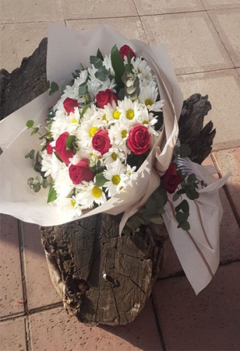 Beyaz Papatya ve Kırmızı Gül Buketi