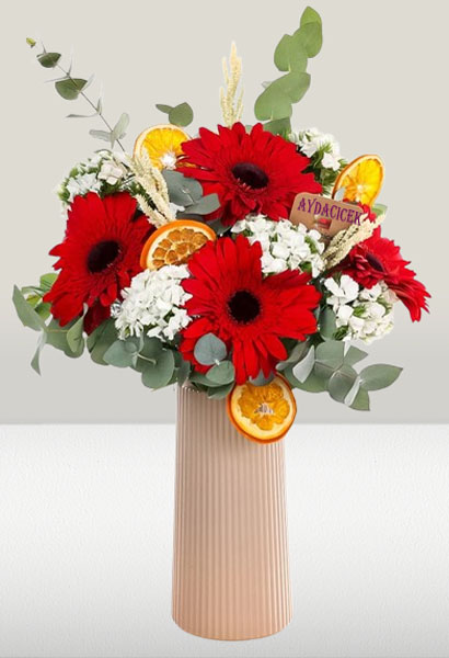 Pleksi Vazoda Kırmızı Gerbera ve Kır Çiçekleri
